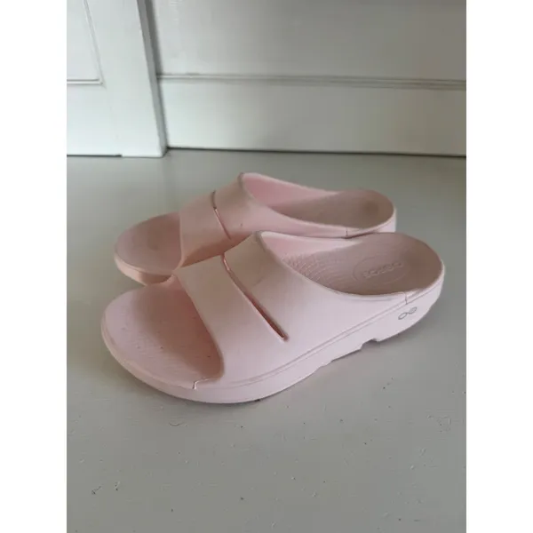 Oofos pink OOahh slide recovery sandals women's size 7 - Image 2