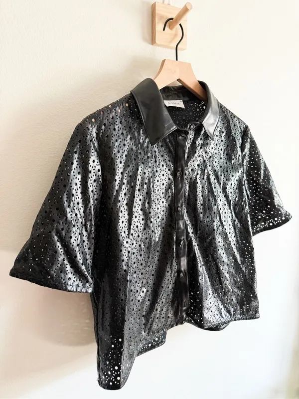 Evereve Vegan Leather Pattern Button Down Short Sleeve Size S - Image 4