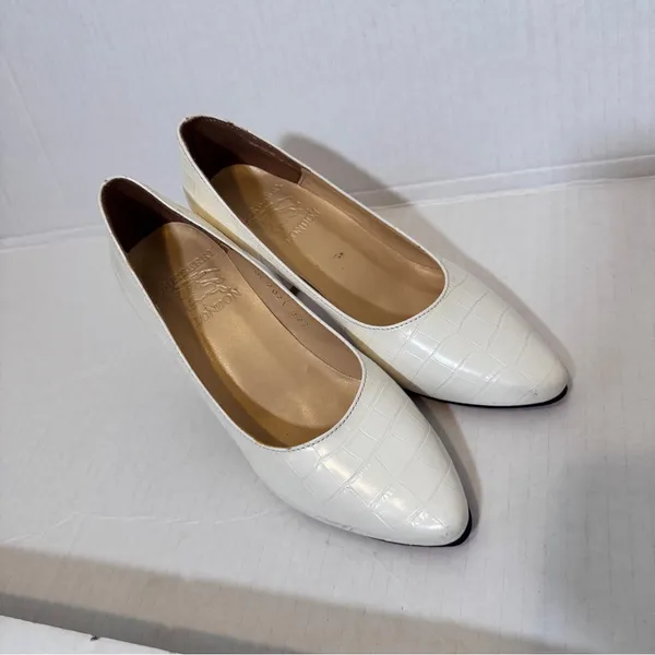Burberry Vintage White Leather Pumps Heels Womens 5.5 Classic Preppy Luxury - Image 9