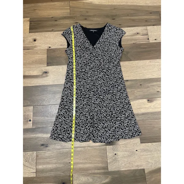 Jones Wear Dress Size 16 Black White Leaf Print V‑Neck Cap Sleeve Flowy - Image 5