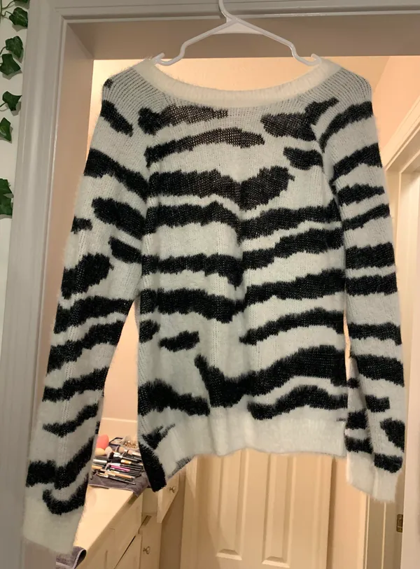 Boutique Zebra Sweater White Size M - Image 2