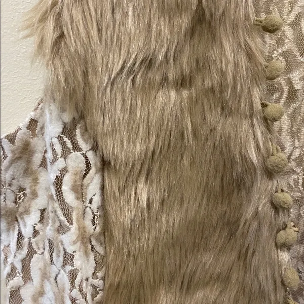 Altar’d state Lace and Faux Fur Vest Y2K size small - Image 2