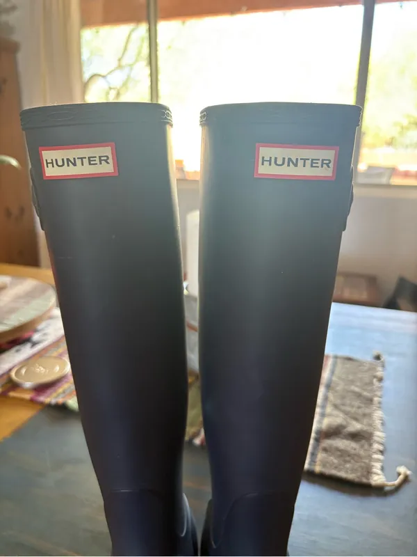 Hunter Tall Rain Boots with Light Blue Rear Panel - Image 4