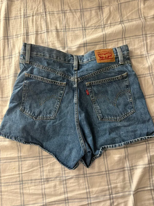 Levi’s High Waisted Mom Shorts – Size 30 - Image 2