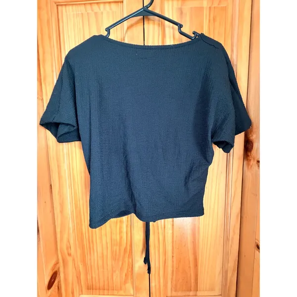 ZARA Textured V Neck Tie Front Crop Top Medium‎ M Black Short Sleeve Crinkle NWT - Image 3