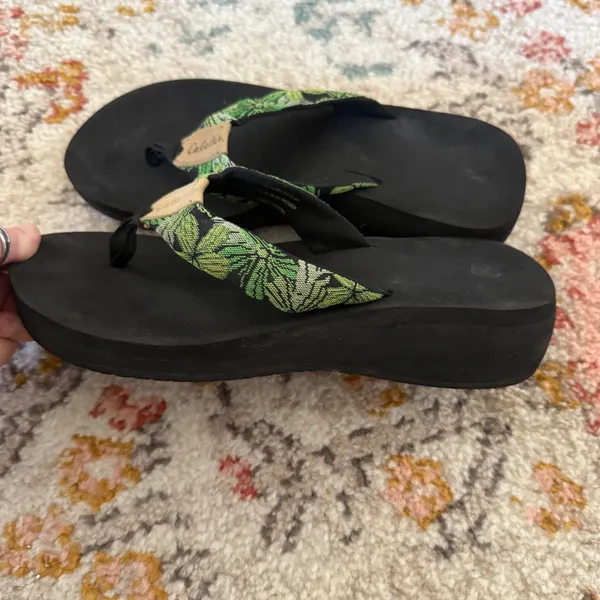 Cabelas Womens Platform Flip Flops Black Green Tropical Palm‎ Leaf Wedge Sandals - Image 6