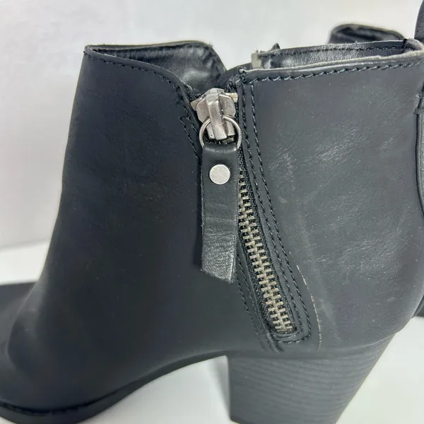 Universal Threads Black Ankle Boots with Zipper - Image 4