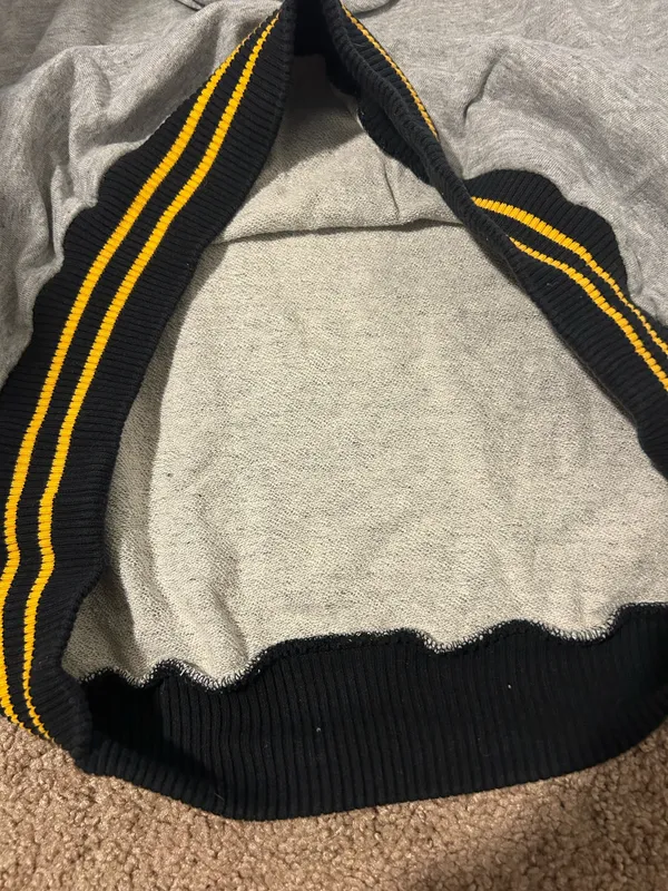 Mitchell & Ness Boston Bruins, gray Hoodie with Black and Yellow Details - Image 10