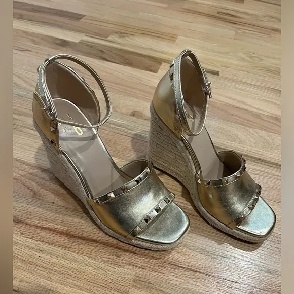Gold Wedge Sandals - Image 10