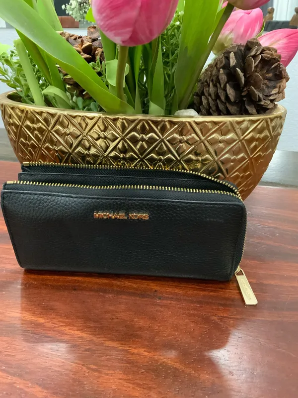 Michael Kors Multifunction Leather Wallet for Women - Black - Image 6
