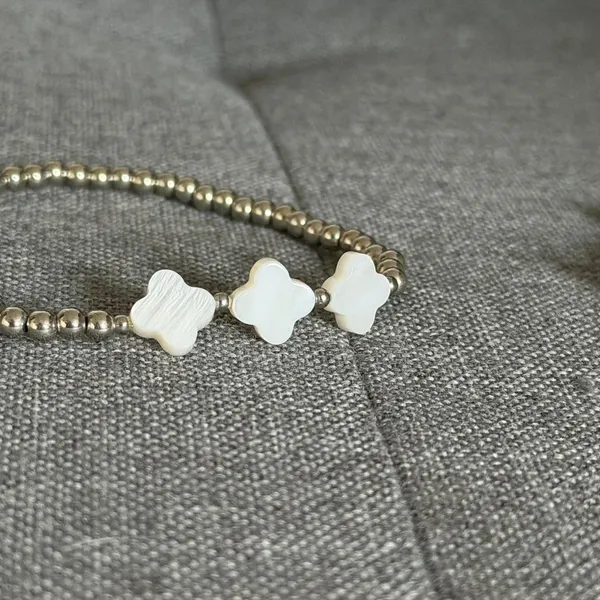 set of 2 silver beaded string bracelets white mother of pearl four leaf clovers - Image 5