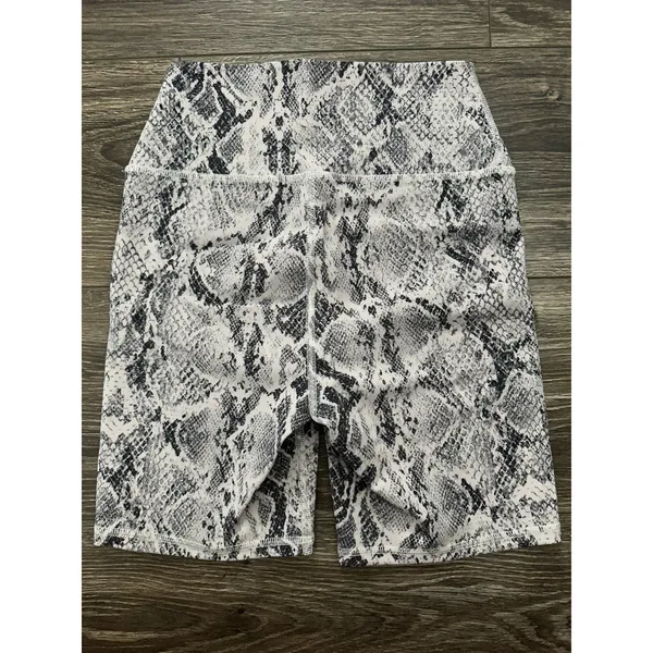Alo Yoga snakeskin vapor biker shorts - Image 5