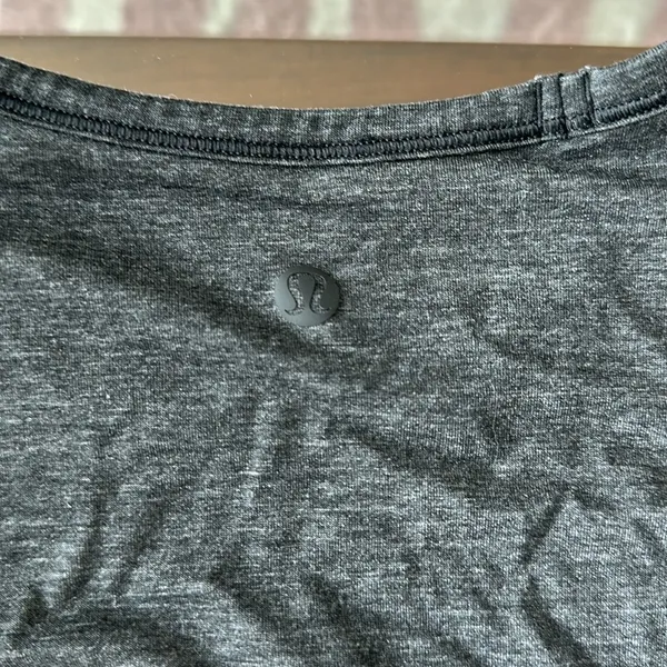 Lululemon LUKU GREY/BLACK ROUCHED SHORT SLEEVE TOP SIZE 2 - Image 4