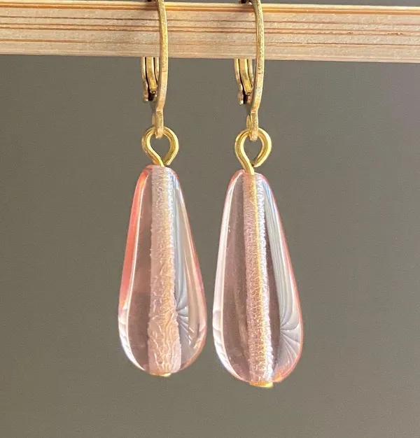light pink Czech glass teardrop simple minimalist dangle earrings🩷 - Image 4