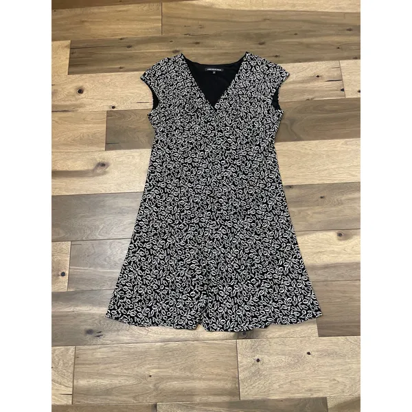 Jones Wear Dress Size 16 Black White Leaf Print V‑Neck Cap Sleeve Flowy - Image 4