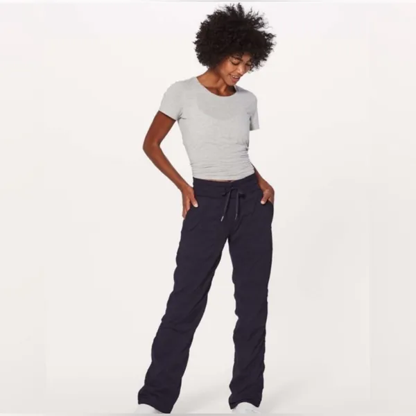 Lululemon lined mid rise studio‎ dance pant size 6 in black ruched leg - Image 2