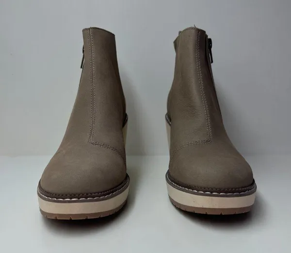 Tom's Taupe Raven Ankle Boot size 6.5 - Image 4