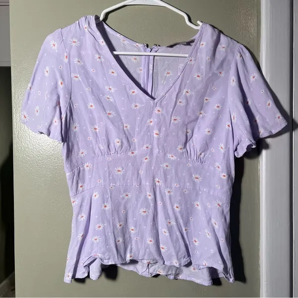 Loft Women's Size 4 Daisy Print Flutter‎ Sleeve Blouse Light Purple V-Neck Zip - Image 2
