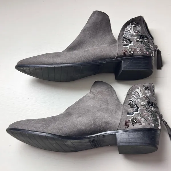 Kenneth Cole Women’s Gray Ankle Booties with Metallic Embellishments Sz 8.5 - Image 4