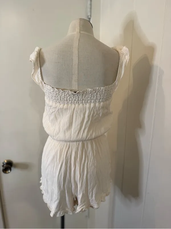 American Eagle Outfitters Cream Eyelet Button-Front Romper Sz M - Image 4
