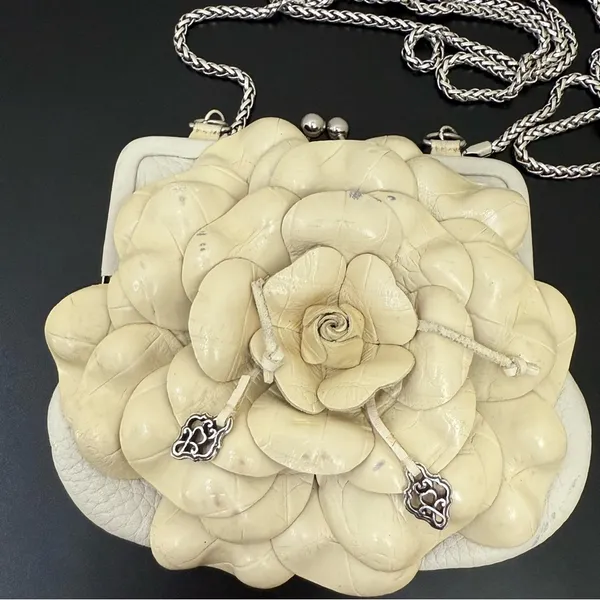 BRIGHTON Ivory Beige 3D Leather Flower Convertible Coin Purse Wallet Crossbody - Image 3