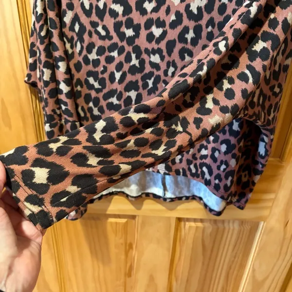 NVIU animal print hi-low pullover round neck long sleeve top size M used - Image 5