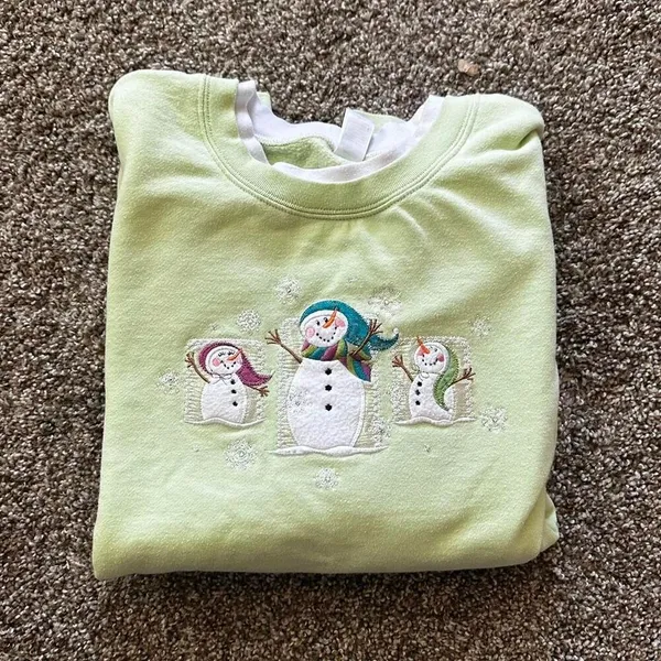 Vintage Crew Neck Winter and Christmas Snowman Sweatshirt - Image 2