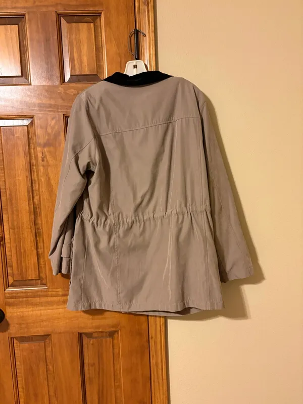 St. John’s Bay Vintage Classic Taupe Field Jacket with Black Velvet Collar ❤️ - Image 5