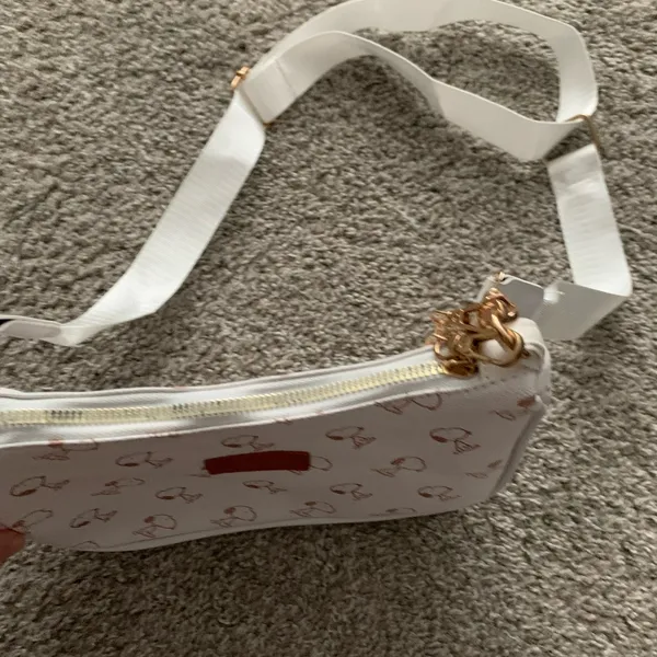 Snoopy White Shoulder Bag Purse with Gold Straps NEW - Image 4