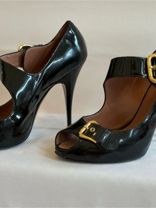 Vero Cuoio Vintage Black Patent Peep-Toe Heels with Gold Buckles - Image 3