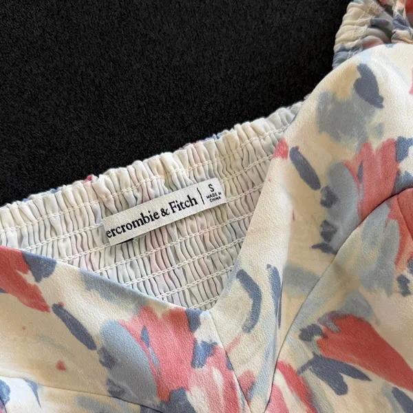 Abercrombie & Fitch Cream Floral Crop Top with Coral & Light Blue Accents - Image 2