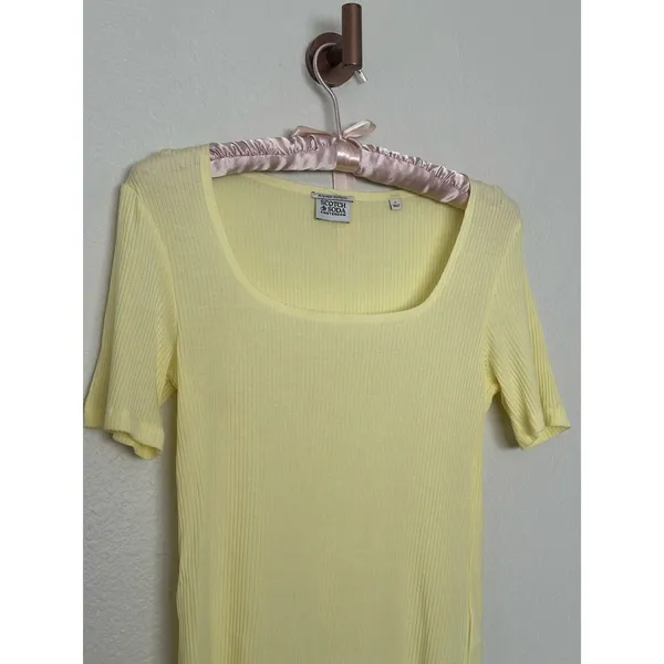 SCOTCH & SODA Fitted Ribbed Scoop-Neck T-Shirt Butter Yellow Square Neck - Image 4
