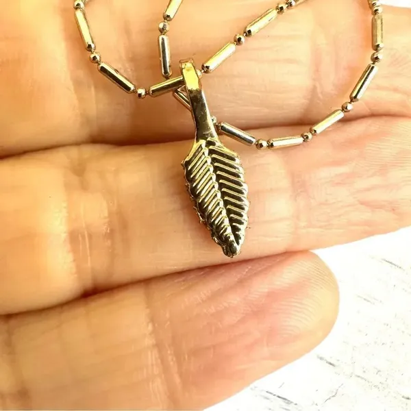 Long gold tone double chain small leaf pendant - Image 3