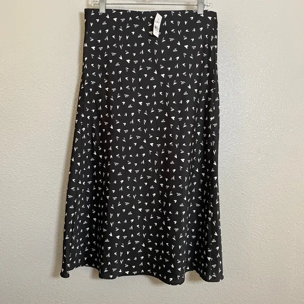 New with tags LOFT Black White Heart Print Skirt Size Medium - Image 2