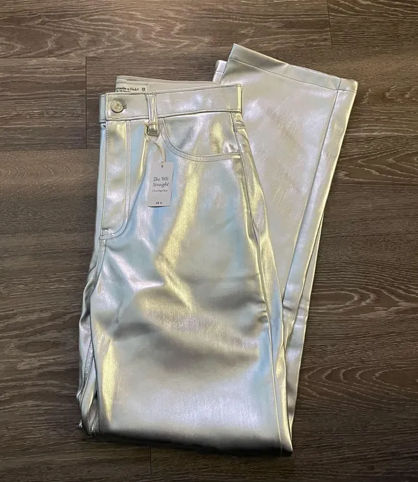 NWT Abercrombie & Fitch 90s ultra high rise Vegan leather straight jeans in silver. Size 28 - Image 6