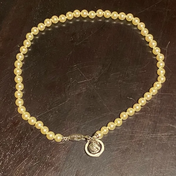 Vivienne Westwood faux pearl and Saturn orb pendant choker, new. - Image 3