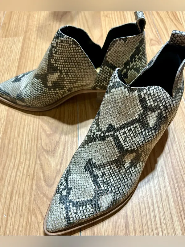 Dolce Vita Cream & Black Snake-Print Cutout Ankle Boots ladies sz U.S 8.5 - Image 6
