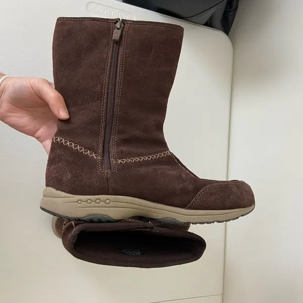 EUC |‎ Easy Spirit women’s brown suede boots — size 8 - Image 4