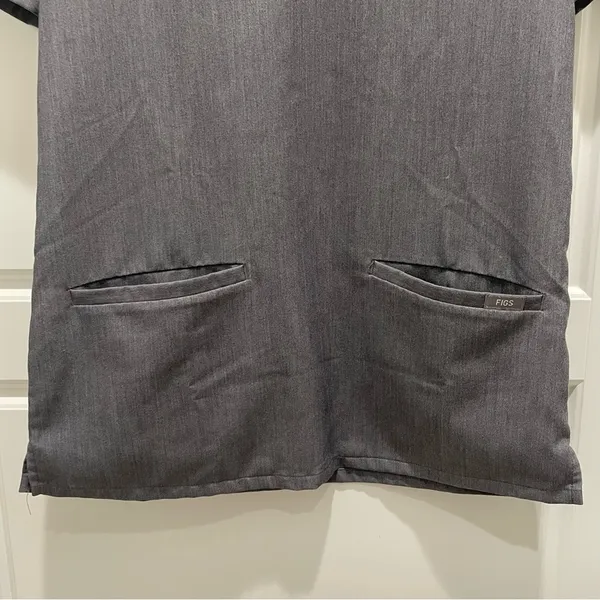 Figs Casma Three-Pocket Scrub Top™ in Graphite Grey XS - Image 5