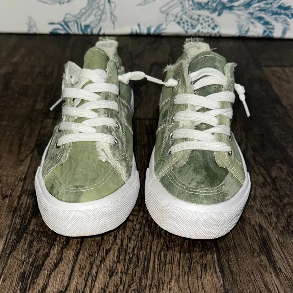 Green Canvas Women's Athletic Shoes Size 8 - Image 2