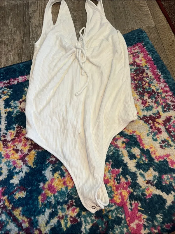 Abercrombie Women’s White Ribbed Tie-Front Bodysuit - Image 5