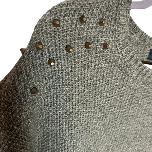 🍃 David Kahn Olive Green Studded Shoulder Crew Neck Sweater Medium VGUC‎ 🍃 - Image 3