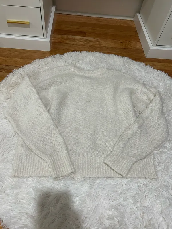 Old navy white sweater - Image 3
