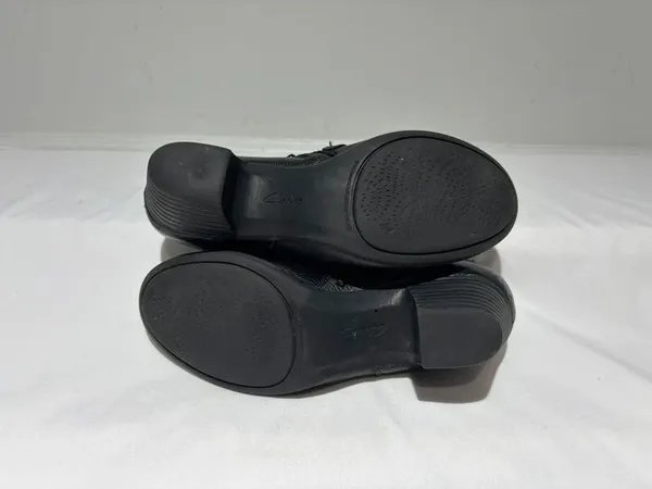 Clarks Collection Women's Comfort Ankle Boots Size 7.5 - Image 10