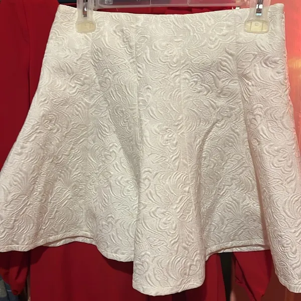 Gorgeous White Floral Embossed Sm Skirt *Brand New* Great for Formal Occasions - Image 3