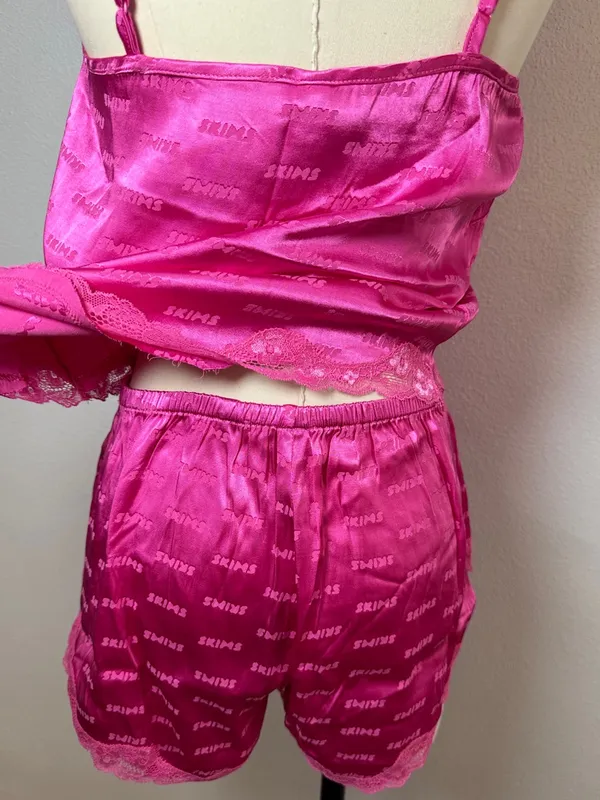 SKIMS Hot Pink Jacquard Lace PJ set size M - Image 9