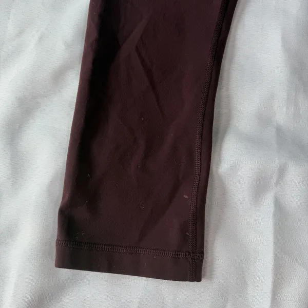 Lululemon Women Size 8 Burgundy Crop Capri Leggings Yoga‎ Pilates Athletic Pants - Image 4