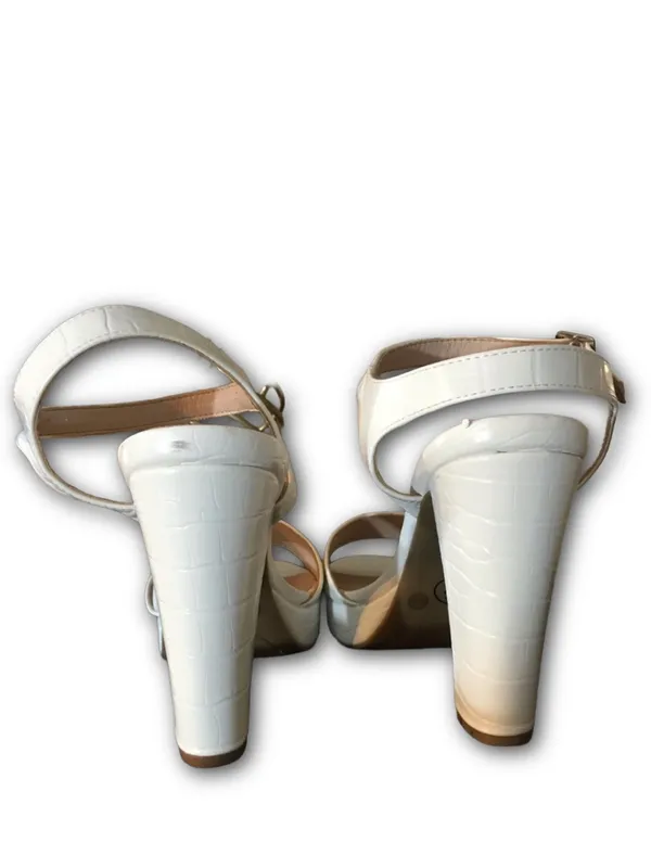 Chinese Laundry White Faux Leather Embossed Platform Heel Shoes (9.5) - Image 9