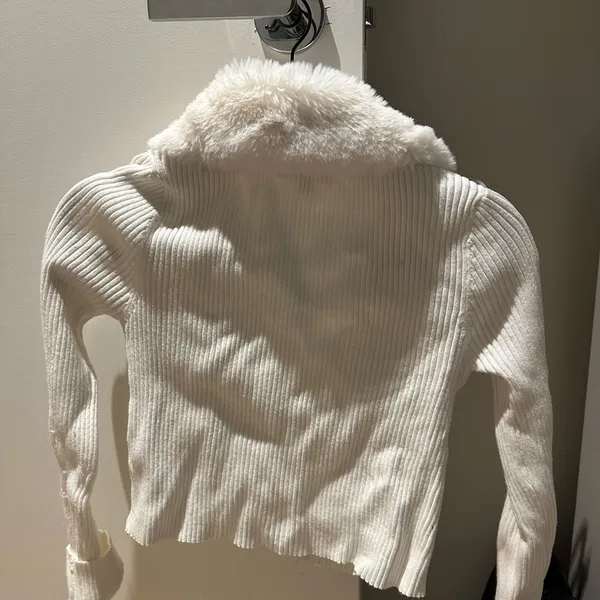 White Sweater with fur collar - Image 5