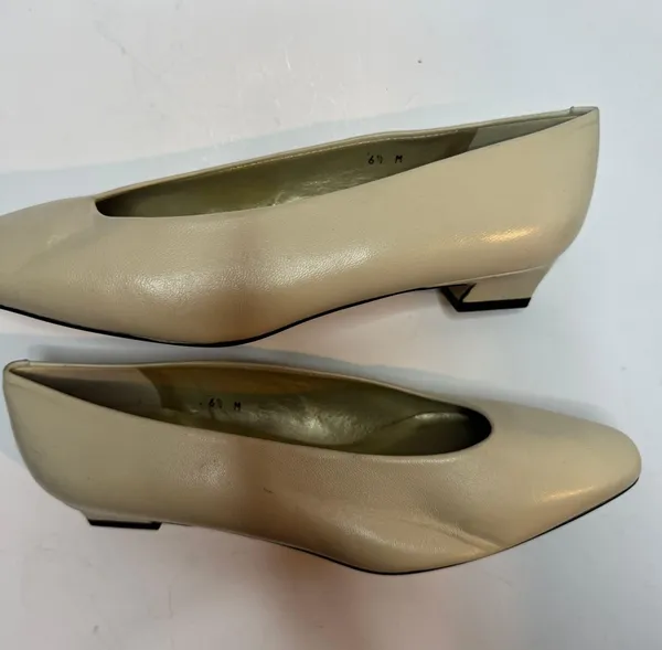 Bandolino Kitten Heels Size 6.5 - Image 7